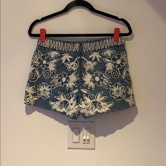 Alice & Olivia “Marisa” back zip shorts 2 - Picture 5 of 6